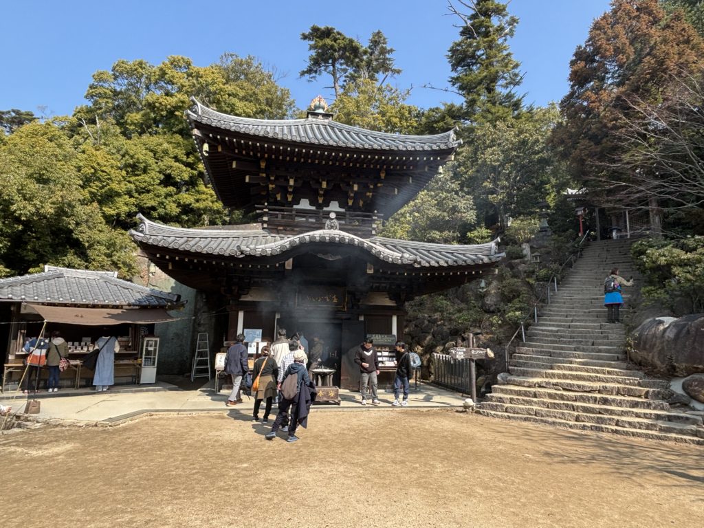 Sanctuaire des Amoureux du Mont Misen à Miyajima avec architecture traditionnelle japonaise et Hall de la Flamme Éternelle