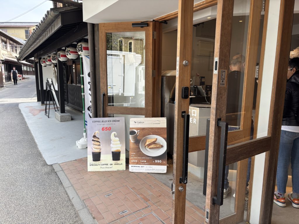 Open entrance of Itsuki Coffee welcoming visitors