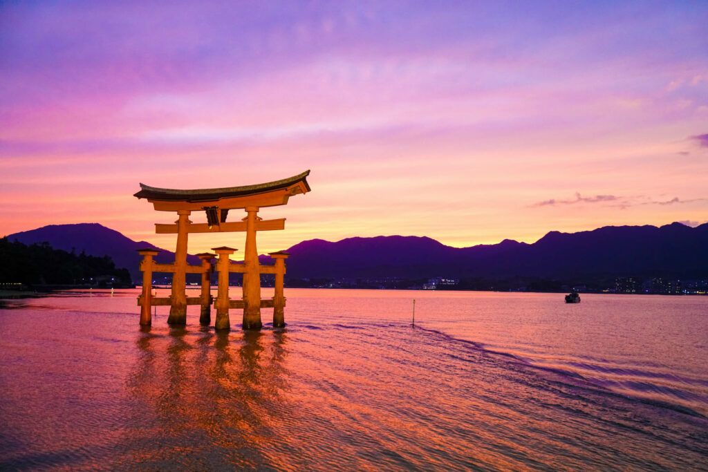 夕日と大鳥居の美しい景観