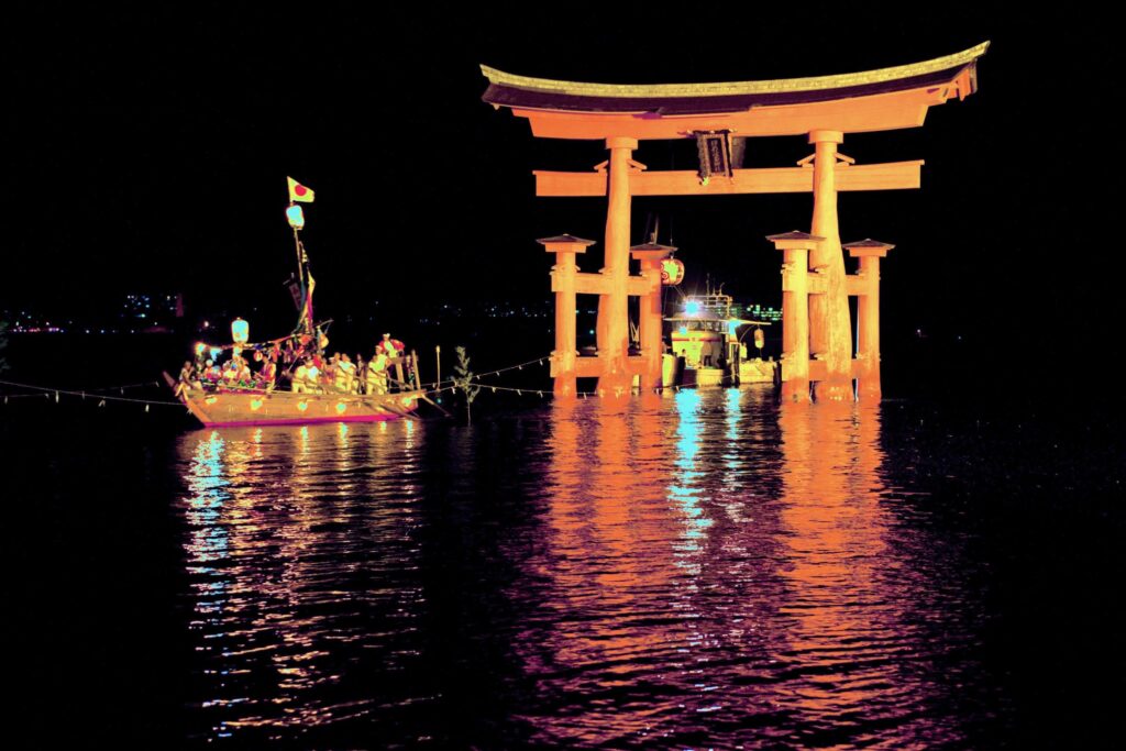 管絃祭の歴史と見どころ｜海上の雅楽 - 宮島Sanpo