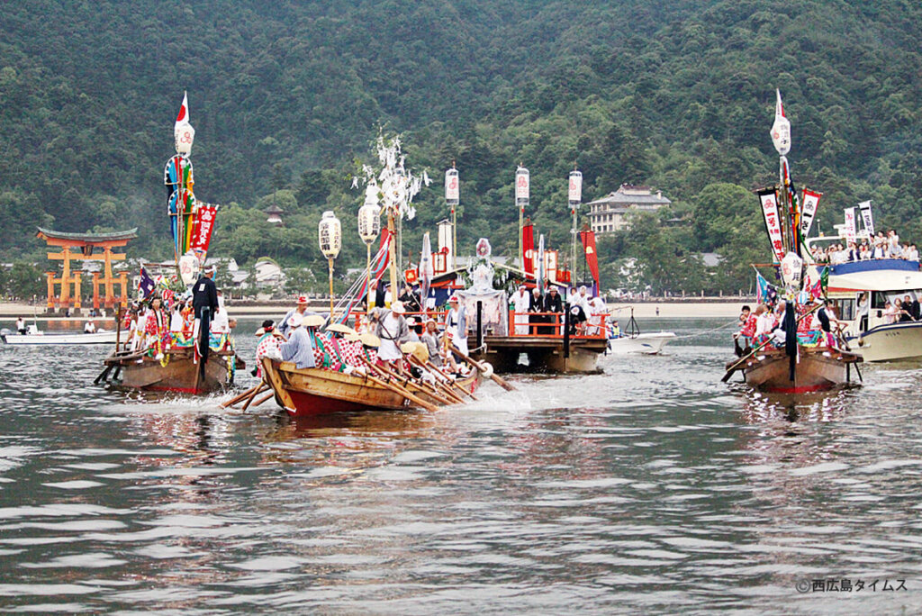 現代の管絃祭で御座船を迎える人々