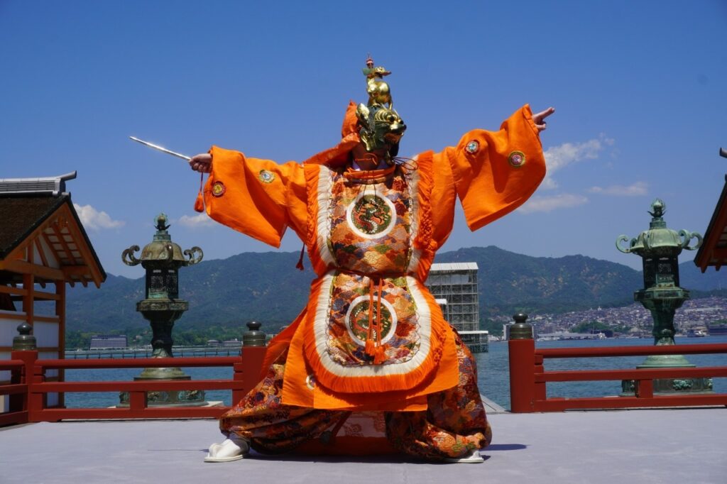 厳島神社の祭礼風景、舞楽が奉奏される高舞台
