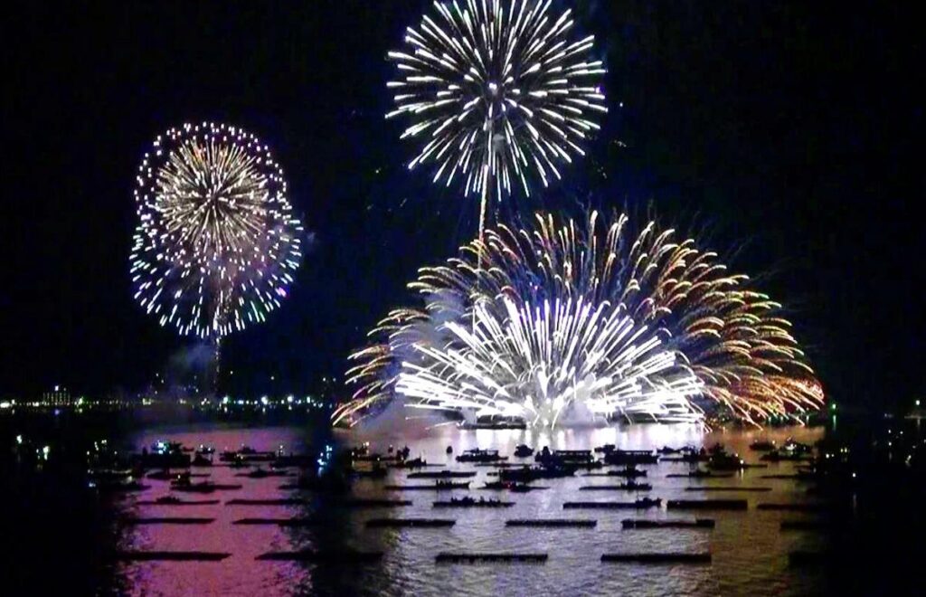 宮島の水中花火大会の様子